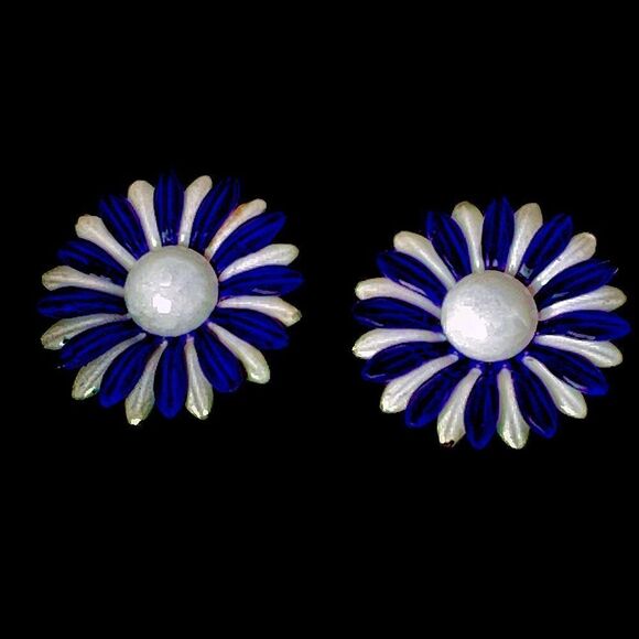 Vintage dark blue white metal flower earrings 1” diameter clip back - Picture 1 of 6